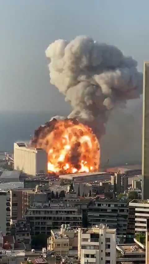 【レバノン】首都ベイルート、港の倉庫で大爆発　硝酸アンモニウム2750トン保管　78人死亡、4000人以上が負傷(動画あり) ★9  [ばーど★]