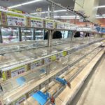【速報】緊急事態宣言発令を控えて各地で買い占め発生中　多くのスーパーの棚が空っぽに ★2  [アリス★]