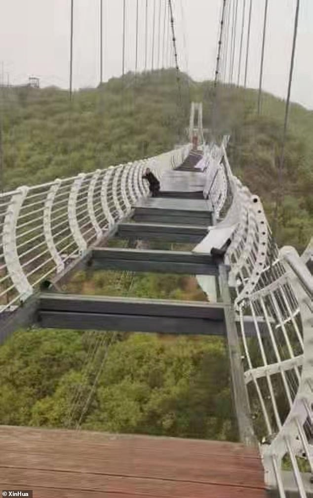 中国名物ガラスの吊り橋が崩壊して100mの高さに観光客取り残される