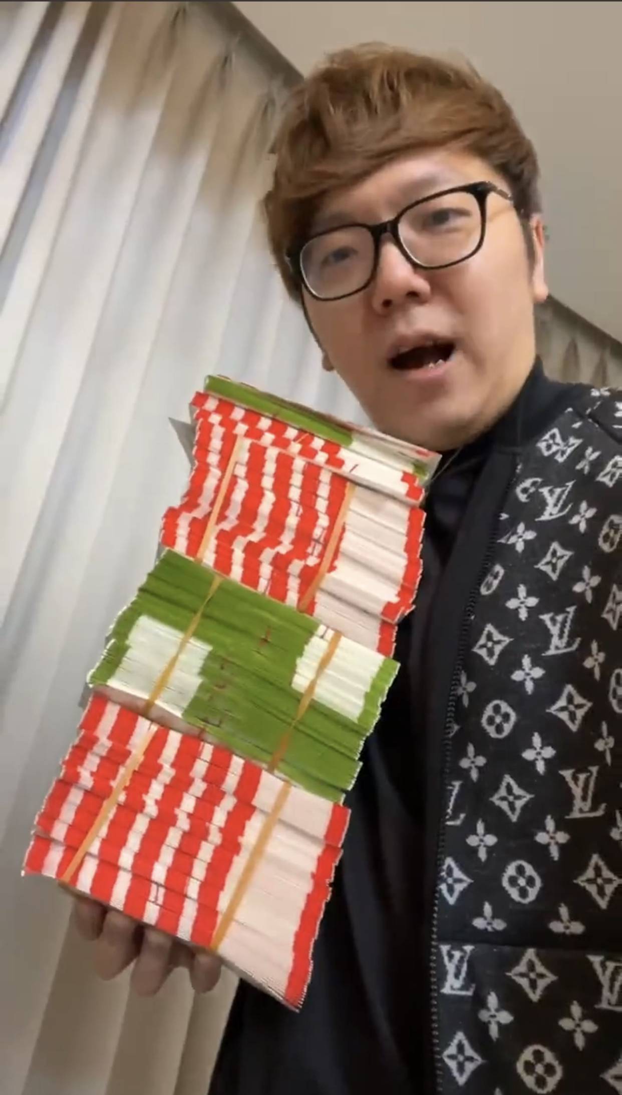 【YouTuber】ヒカキン、年末ジャンボ１００万円分購入　ファン「ロマン買ったねえ」  [爆笑ゴリラ★]