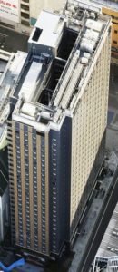 「3人で順番に飛び降りるつもりだった」…なぜ47歳の母親は9歳の息子を23階から突き落としたのか  [愛の戦士★]